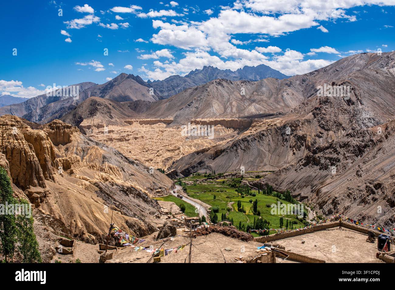 Uno spettacolare panorama montano dell'Himalaya mostra le uniche formazioni rocciose erosive di Lamayuru. Una valle verdeggiante con una strada tortuosa si snoda attraverso Foto Stock