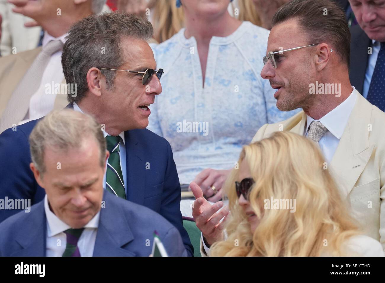 L'attore Ben Stiller, a sinistra, parla con l'attore Ben Curtis il 14° giorno dei campionati di tennis di Wimbledon a Londra, domenica 12 luglio 2026. (Foto di Dave Shopland/Invision/AP) Foto Stock