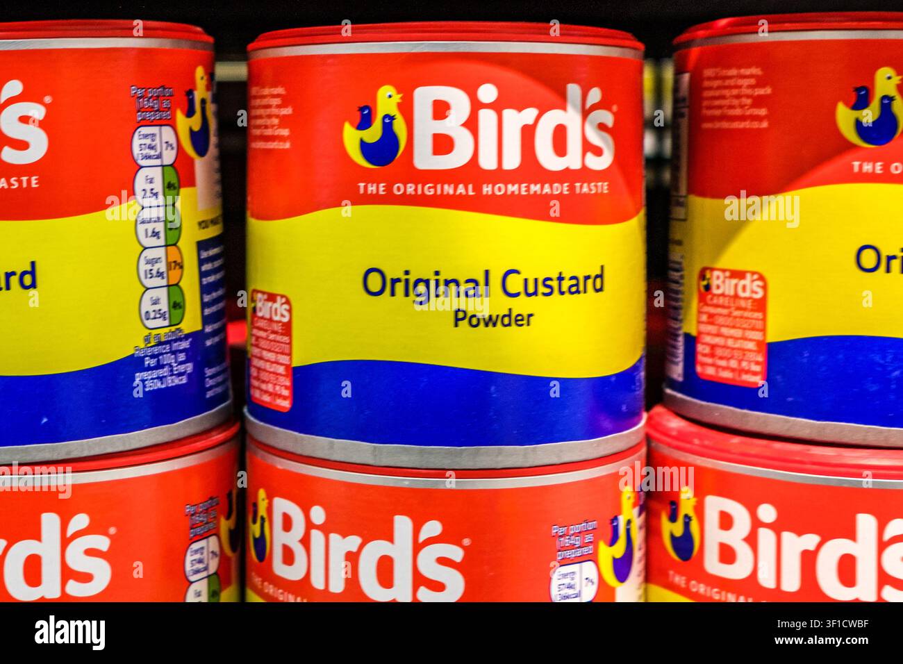 Epsom, Londra UK, 12 luglio 2026, Un primo piano di barattoli tradizionali di polvere di budino originale Bird impilati ordinatamente su uno scaffale di un supermercato Foto Stock