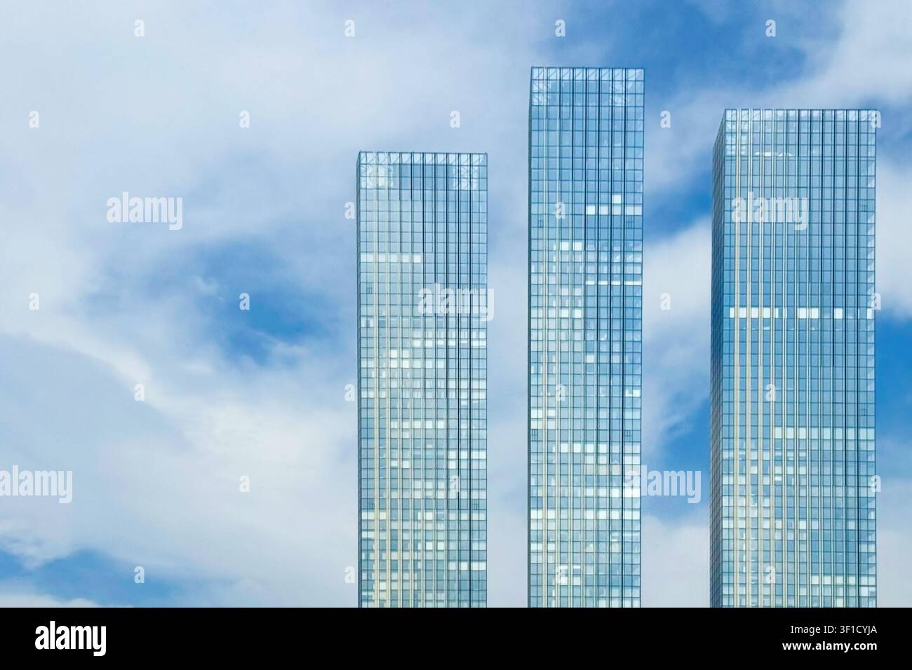 Sfondo immobiliare con torri residenziali moderni contro un cielo blu e spazio di copia, per progetti immobiliari, investimenti immobiliari, sviluppo urbano Foto Stock