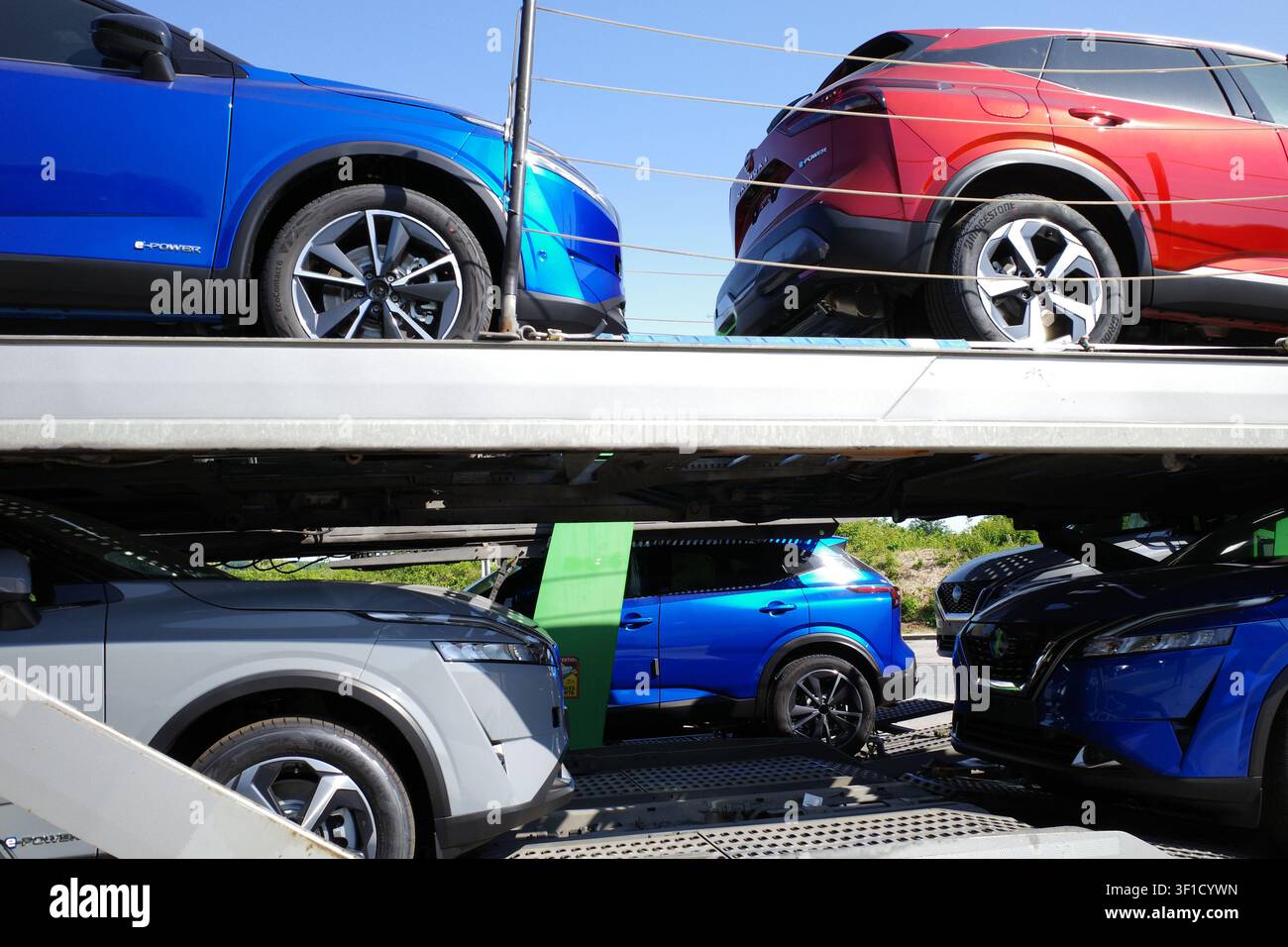 Osnabrueck – Germania – 4 giugno 2023 Due trasporti di auto. I rimorchi sono posizionati uno dietro l’altro. Auto Nissan Qashqai e Power sono caricate Foto Stock