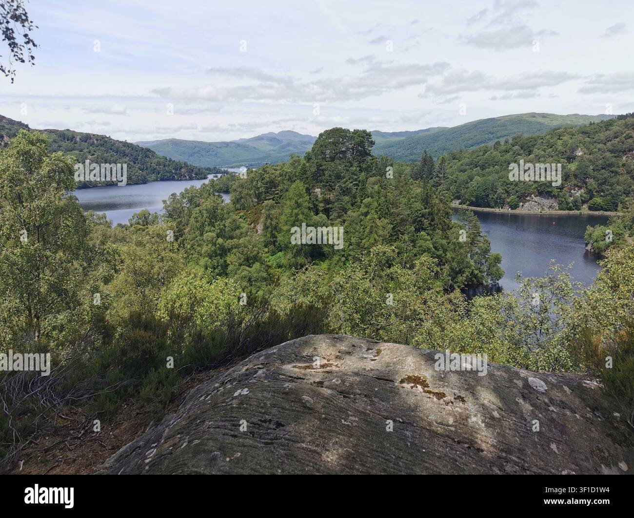 Bella vista su Loch Katrine dal punto panoramico del molo di Trossachs. Splendido photo di paesaggio delle Highlands scozzesi vicino a Callander, Scozia. - Immagine stock catturata con smartphone
