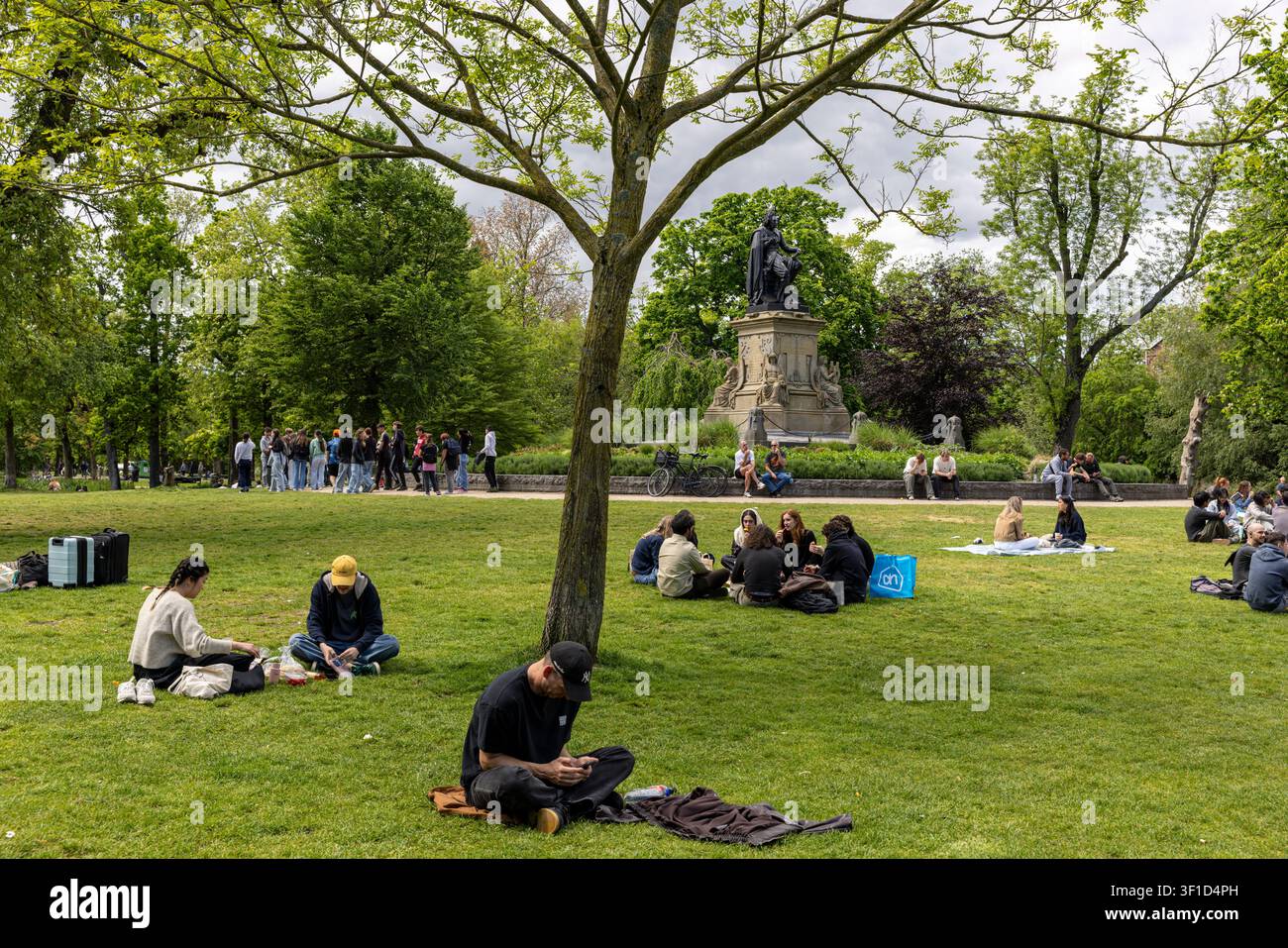 Una bella giornata di primavera al Vondelpark, il parco pubblico più famoso di Amsterdam nei Paesi Bassi, dove locali e visitatori si riuniscono per rilassarsi. Foto Stock