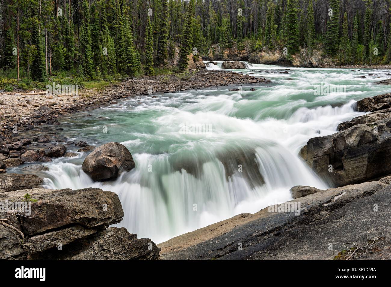 Esposizione lunga delle Lower Sunwapta Falls nel Parco Nazionale di Jasper, Alberta, Canada. Foto Stock