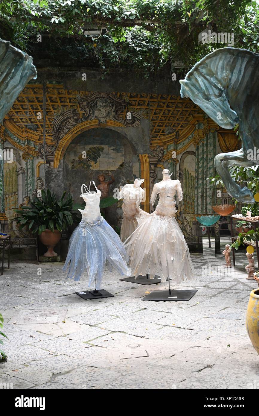 Palazzo Correale Maresca di Serracapriola, esposizione di arte moda, vista stradale della città di Sorrento, Italia Foto Stock