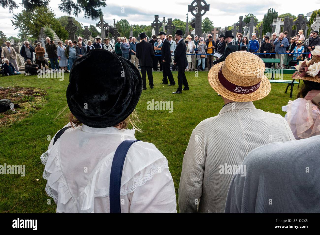 Una rievocazione del Bloomsday del funerale di Paddy Dignam nel cimitero di Glasnevin, Dublino, che mostra attori in costume edwardiano e una folla di spettatori. Foto Stock