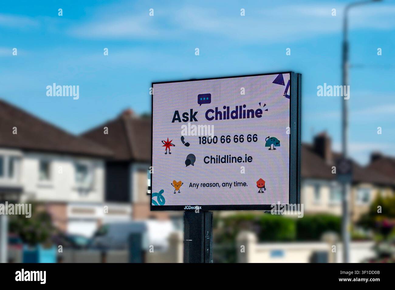 Un cartellone digitale all'aperto in Irlanda che mostra una pubblicità di sicurezza pubblica per il servizio di supporto Childline su uno sfondo sfocato. Foto Stock