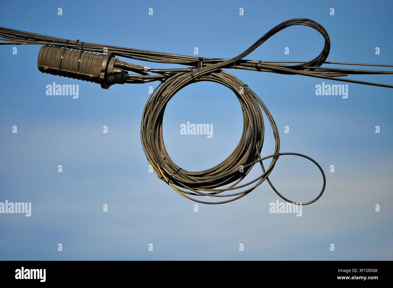 Scatola di giunzione per cavi telefonici o a fibre ottiche utilizzata per collegare le linee di telecomunicazione Foto Stock