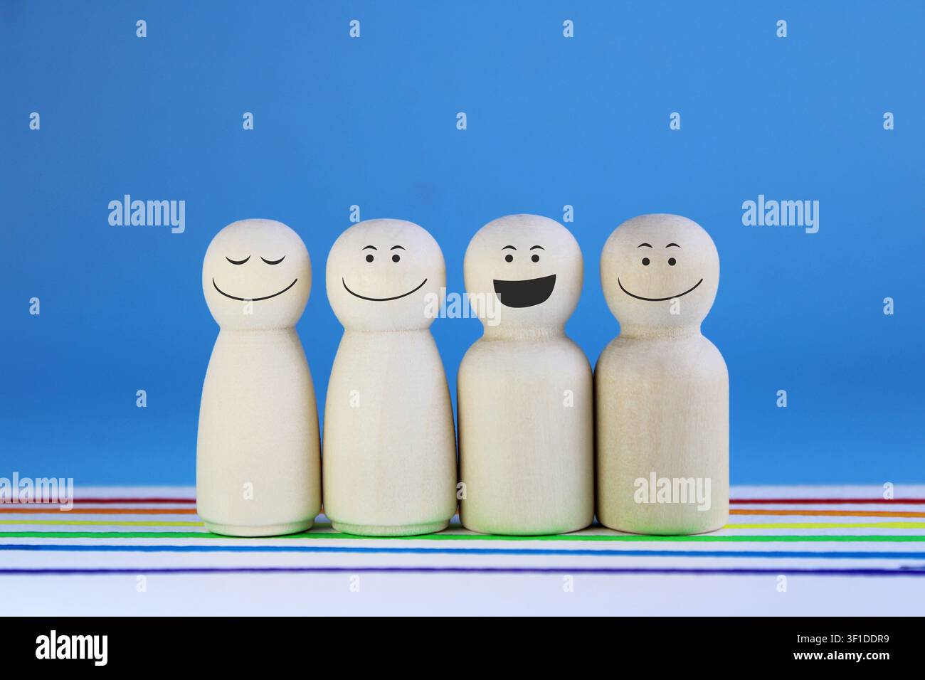 Due coppie felici in piedi su un arcobaleno Foto Stock