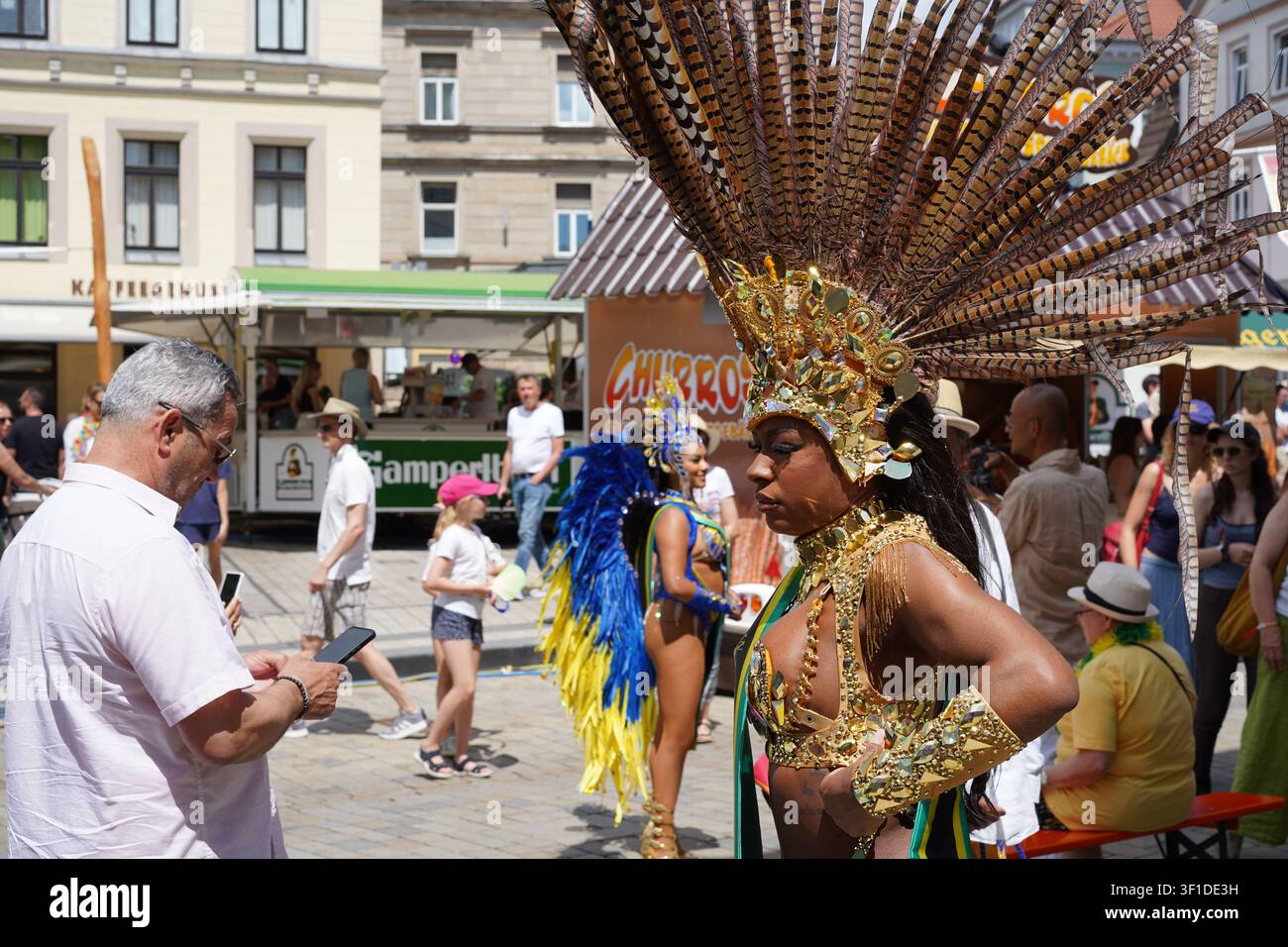 Coburgo, Germania - 12 luglio 2026: Ballerina brasiliana di samba in costume tradizionale ornato durante il Festival Internazionale di Samba nel centro città. Foto Stock