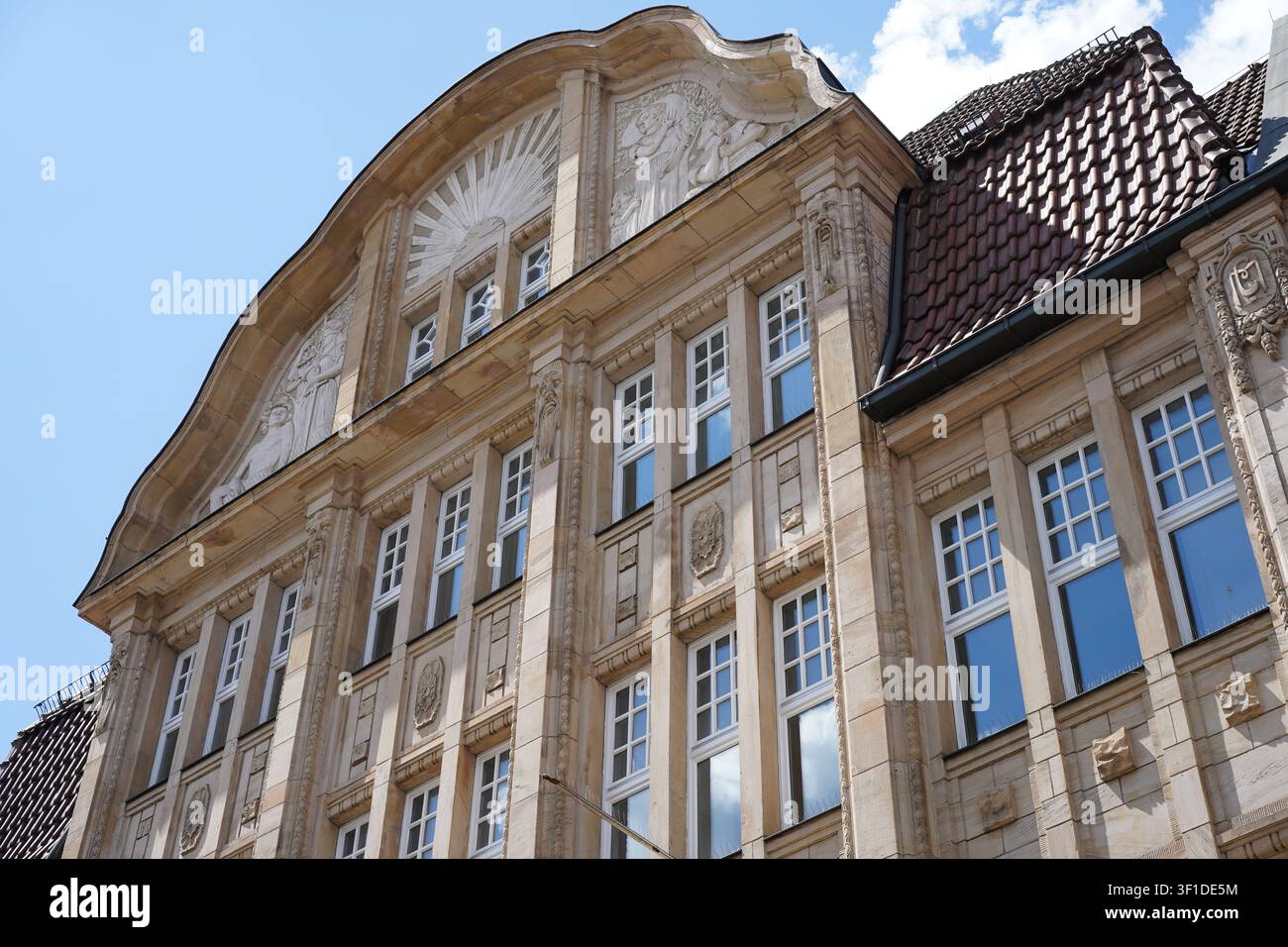 Coburgo, Germania – 12 luglio 2026: Edificio storico in stile Art Nouveau, un tempo il grande magazzino M. Conitzer & Söhne di proprietà ebraica, in Spitalgasse 19. Foto Stock