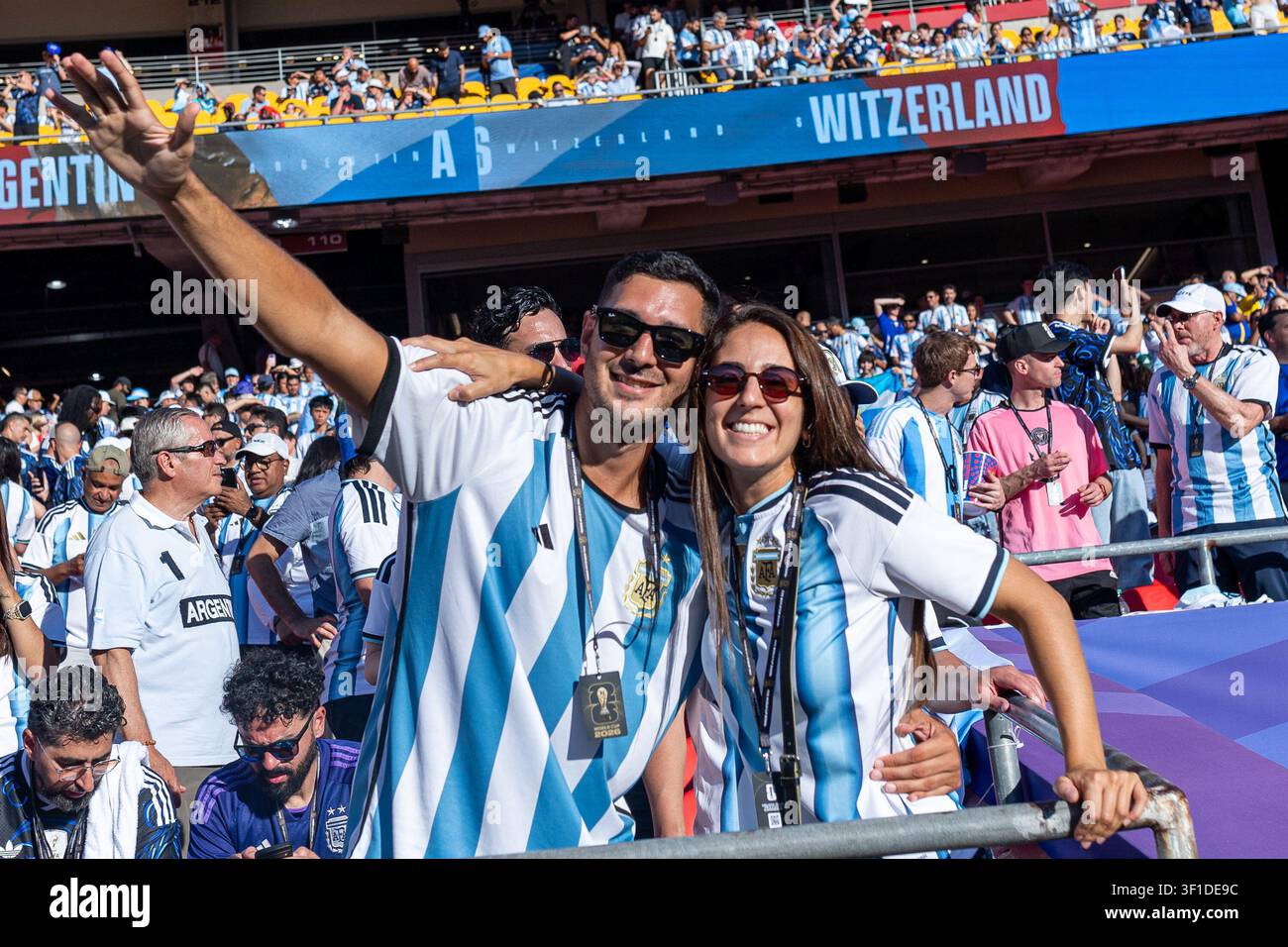 KANSAS CITY, TEXAS - 11 GIUGNO: Fan durante la partita degli ottavi di finale della Coppa del Mondo FIFA 2026 tra Argentina e Svizzera al Kansas Stadium l'11 luglio 202 Foto Stock