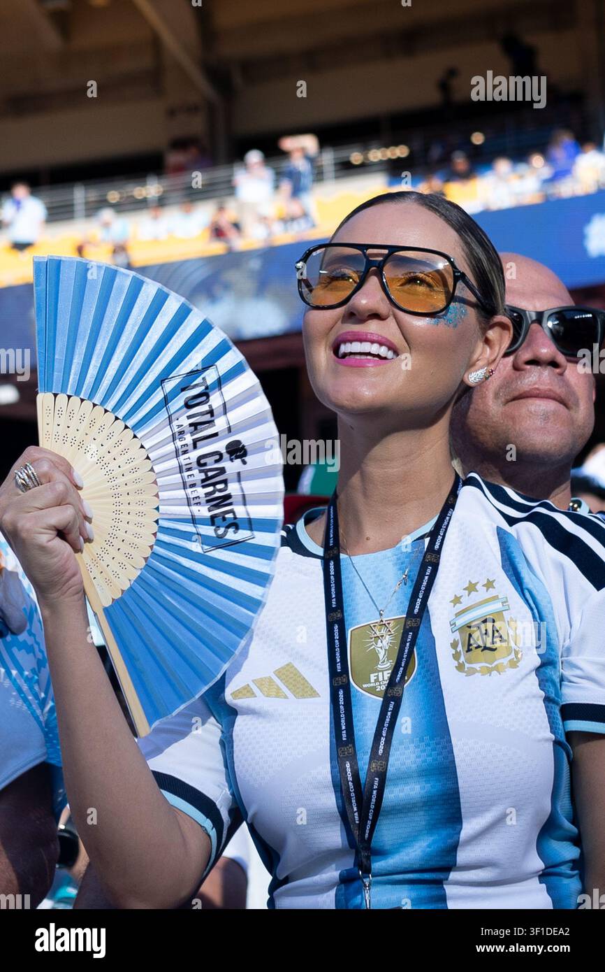 KANSAS CITY, TEXAS - 11 GIUGNO: Fan durante la partita degli ottavi di finale della Coppa del Mondo FIFA 2026 tra Argentina e Svizzera al Kansas Stadium l'11 luglio 202 Foto Stock