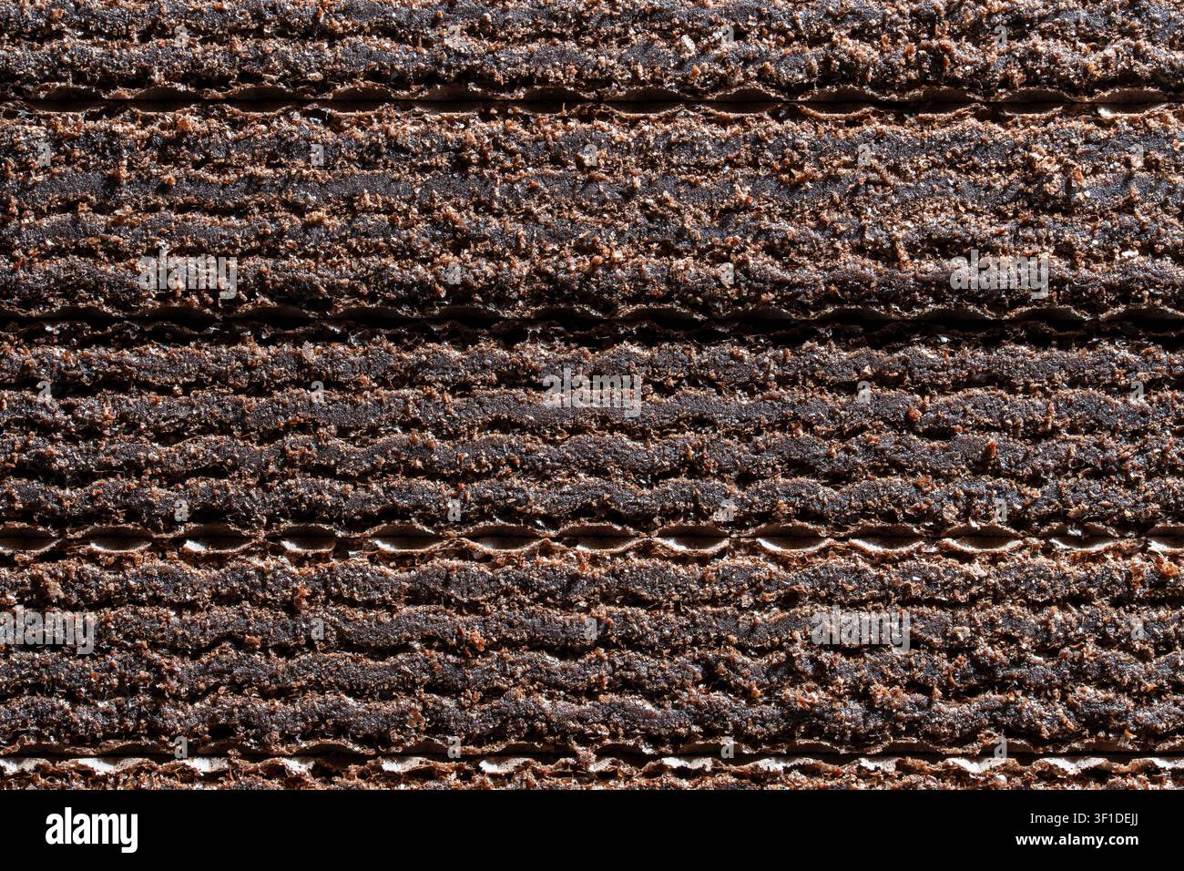Texture macro di strati di wafer al cioccolato. Quadro completo di strati di wafer ricoperti di cioccolato deliziosi con ripieno di panna che mostra la texture croccante dettagliata e c Foto Stock
