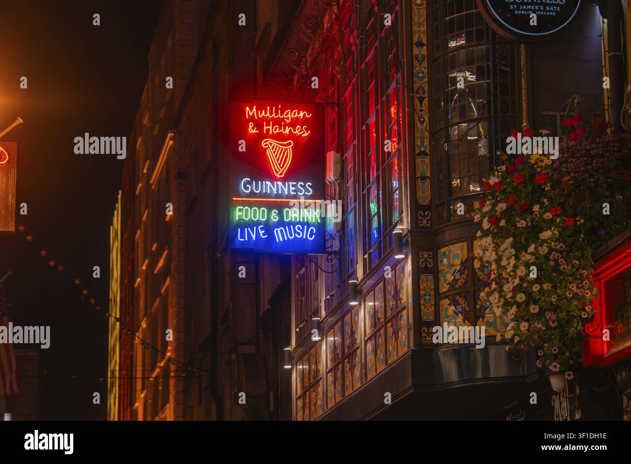 Insegne al neon colorate di un pub brillano di notte in un'atmosfera vivace, Vita notturna, Dublino, Irlanda Foto Stock