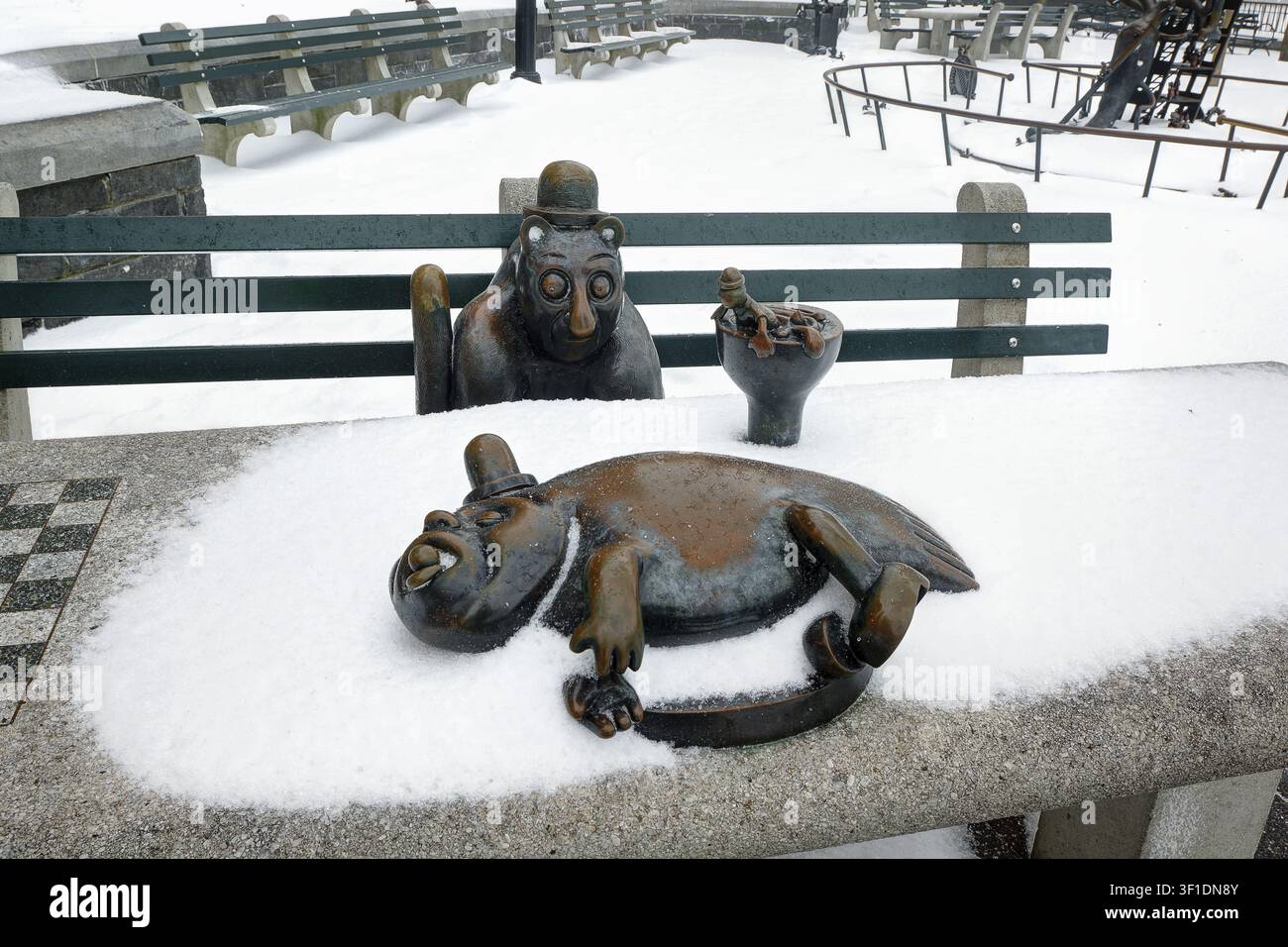 Il mondo reale. Installazione scultorea di Tom Otterness nel Rockefeller Park. Manhattan, New York, USA Foto Stock
