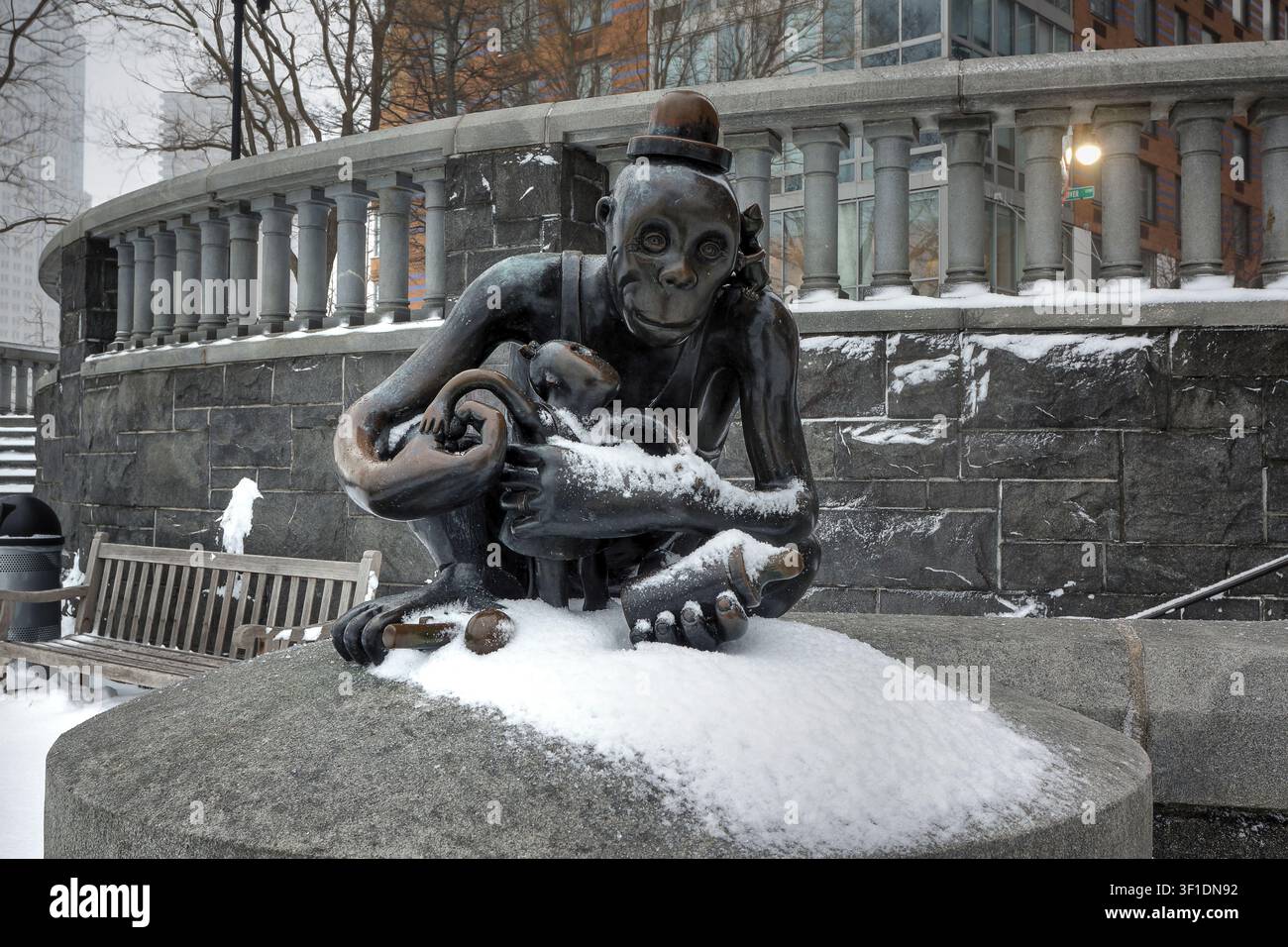 Il mondo reale. Installazione scultorea di Tom Otterness nel Rockefeller Park. Manhattan, New York, USA Foto Stock