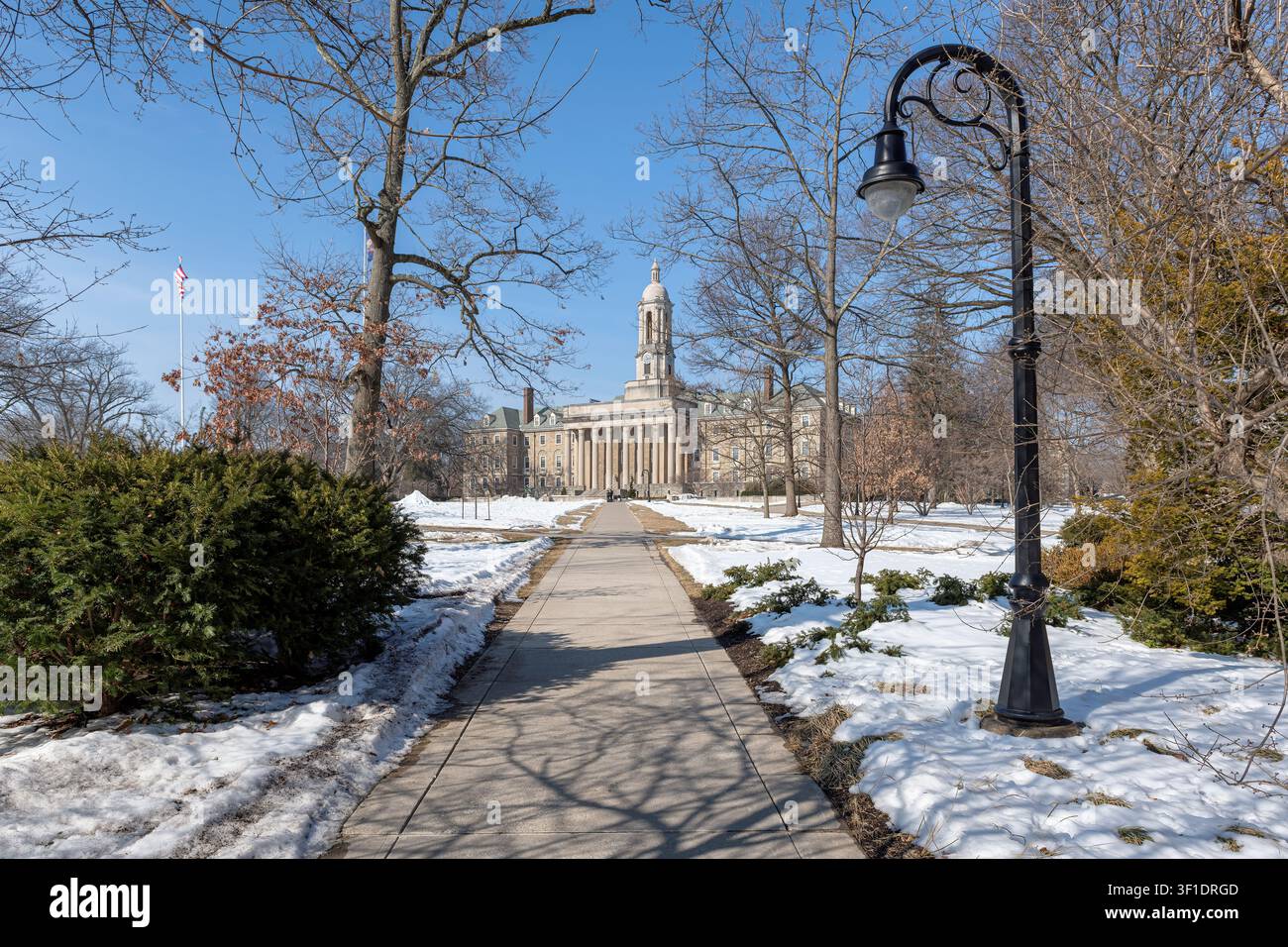 L'edificio Old Main nel campus della Penn State University in una giornata soleggiata d'inverno a State College, Pennsylvania. Foto Stock