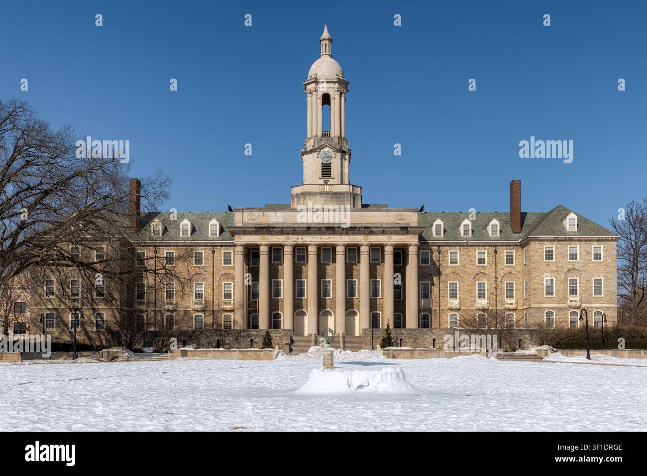 L'edificio Old Main nel campus della Penn State University in una giornata soleggiata d'inverno a State College, Pennsylvania. Foto Stock