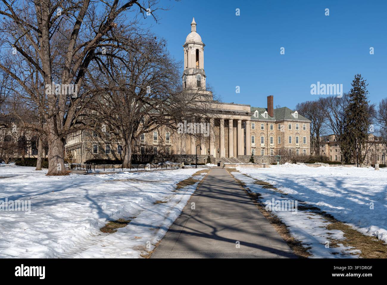 L'edificio Old Main nel campus della Penn State University in una giornata soleggiata d'inverno a State College, Pennsylvania. Foto Stock