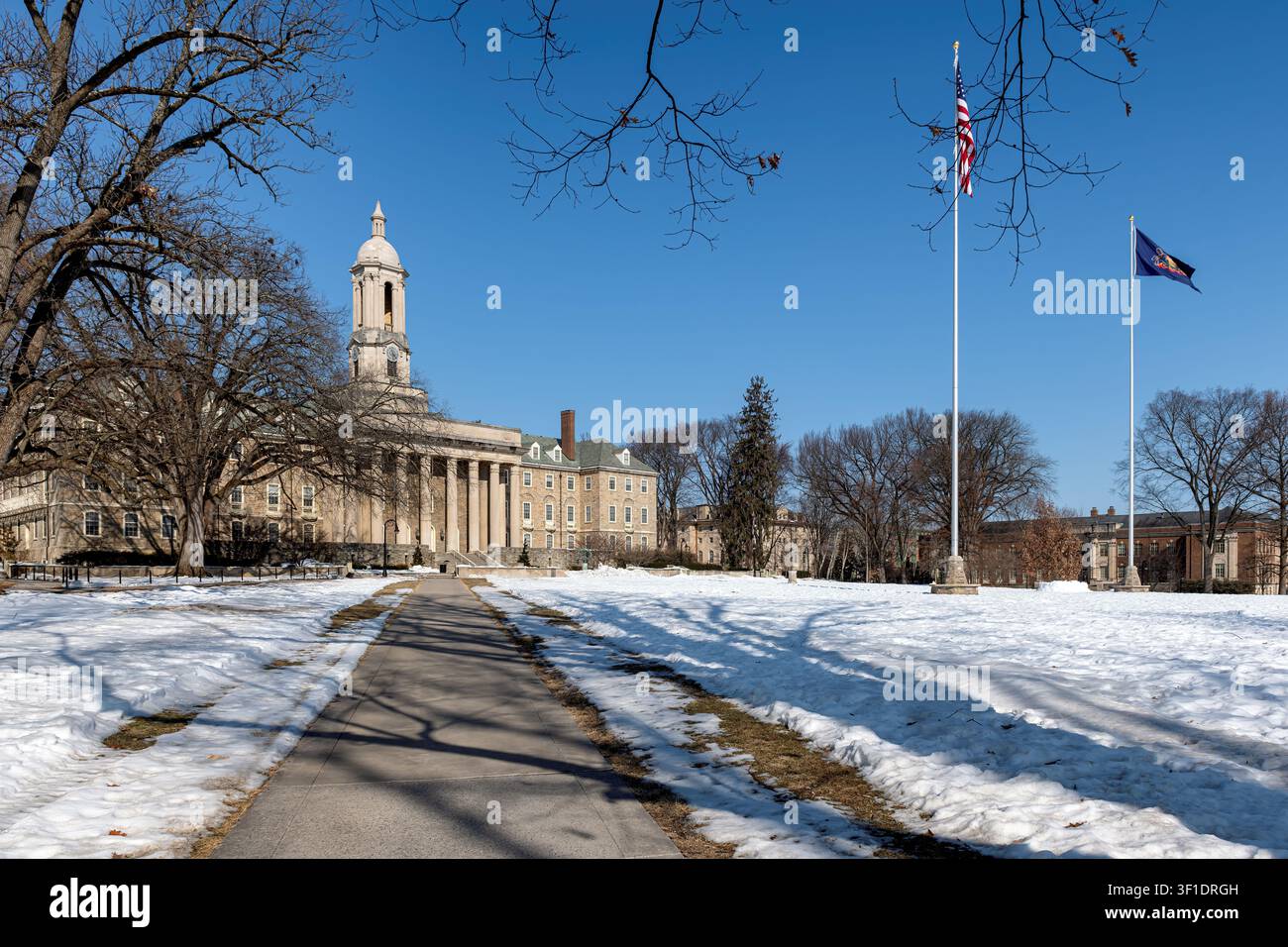 L'edificio Old Main nel campus della Penn State University in una giornata soleggiata d'inverno a State College, Pennsylvania. Foto Stock