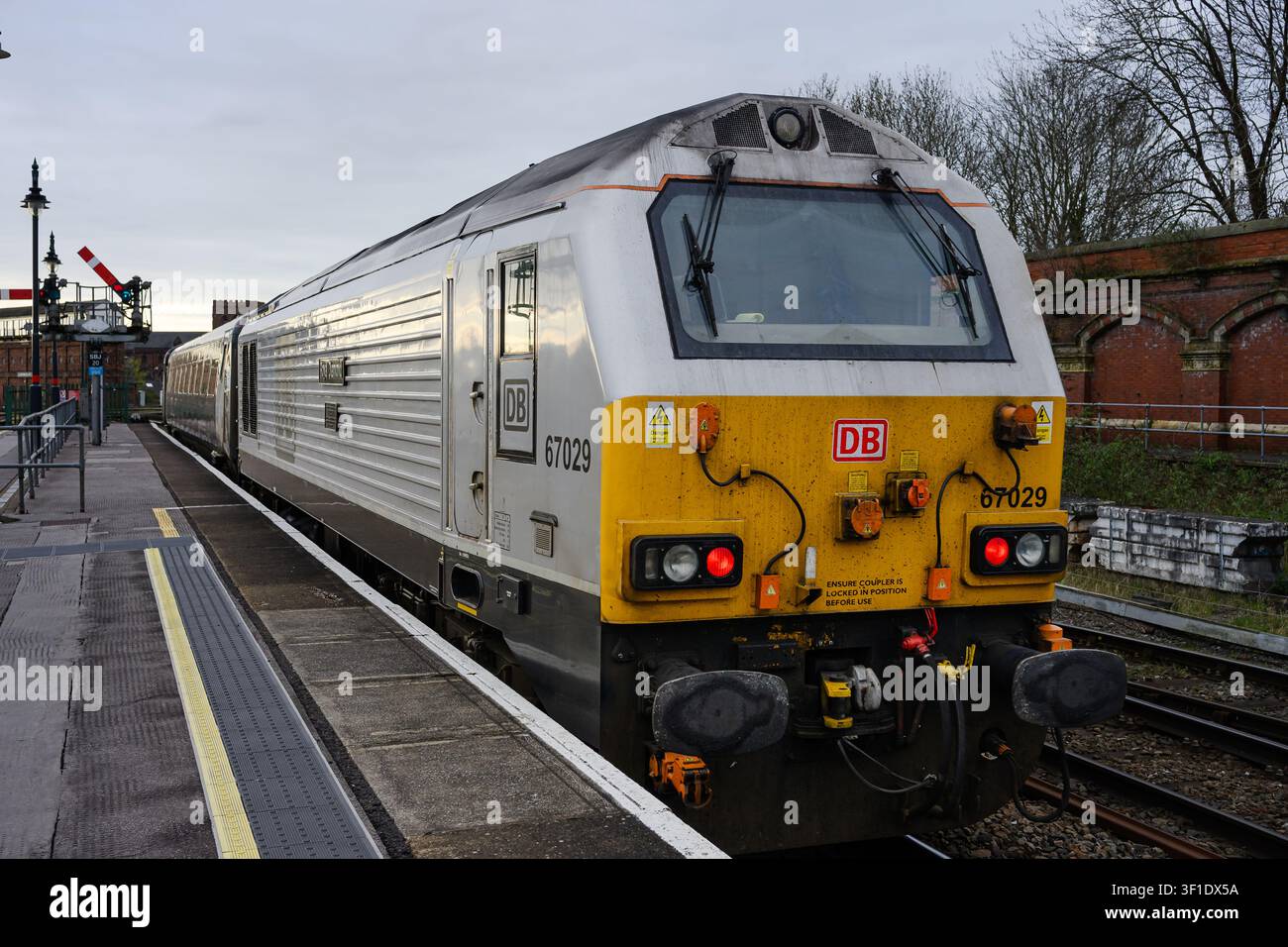 Shrewsbury, Inghilterra, Regno Unito - 31 marzo 2026; Treno passeggeri trainato da una locomotiva diesel di Transport for Wales con partenza mattutina Foto Stock