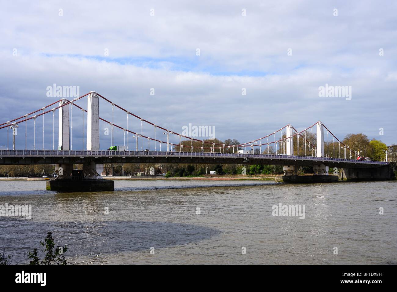 Londra, Regno Unito - 1 aprile 2026; il ponte di Chelsea attraversa il Tamigi nell'ovest di Londra tra Chelsea e Battersea portando la strada A3216 Foto Stock