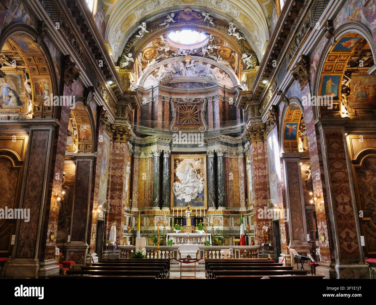 Nave & Coro della Chiesa Principale di Santa Caterina di Siena a Magnanapoli, Roma, Lazio, Italia, aprile 2024 Foto Stock
