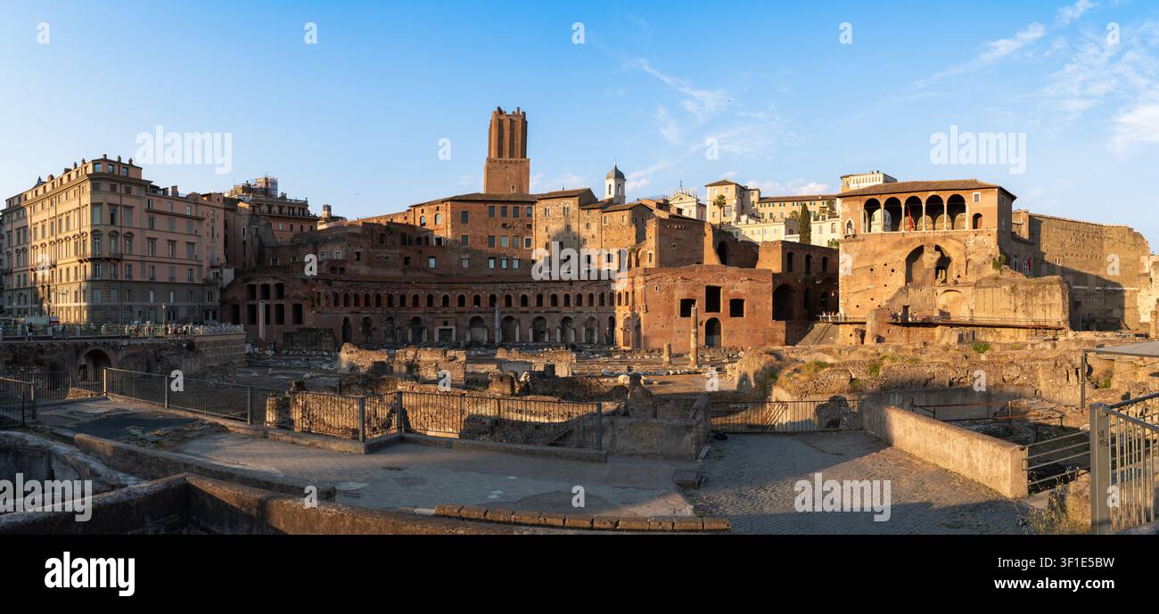Vista panoramica del Foro di Traiano al tramonto a Roma, Italia Foto Stock