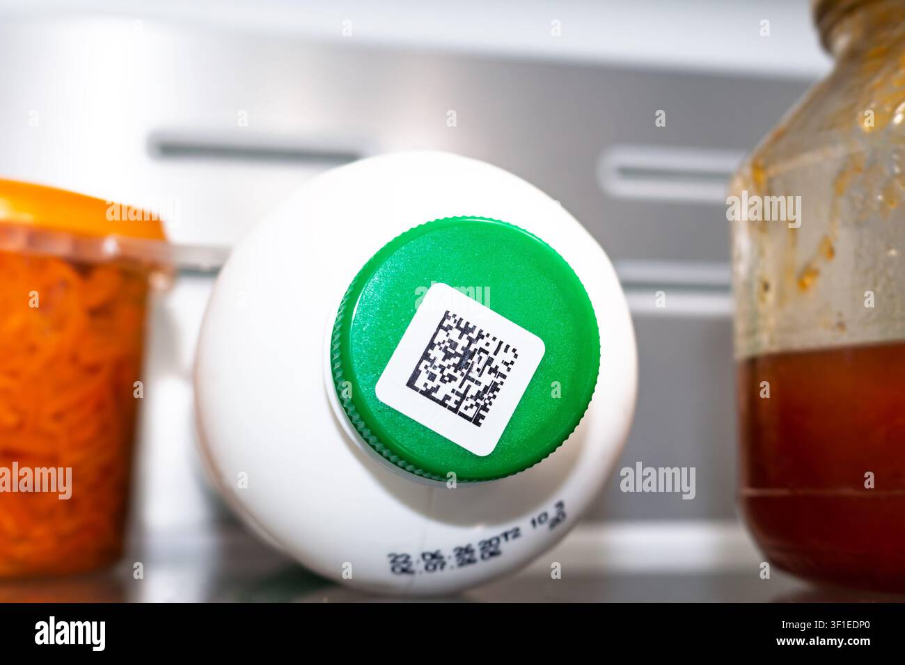 Tappo verde con un codice Data Matrix per l'autenticazione del prodotto russo Chestny ZNAK. Sistema moderno di sicurezza alimentare e tracciabilità: Russia - 30 giugno Foto Stock