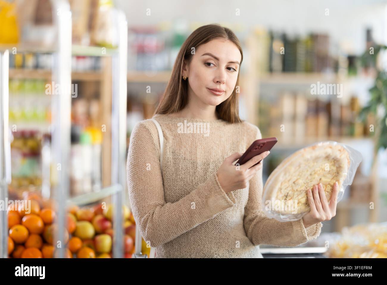 La donna che acquista scansiona il codice QR sulla pizza con lo smartphone Foto Stock