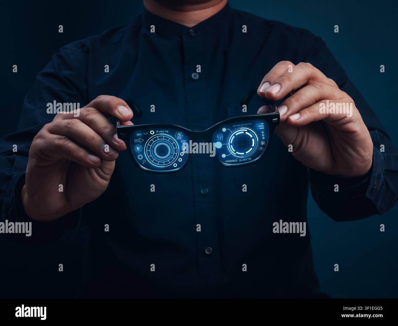 Concetto di visione futura. Occhiali intelligenti alimentati da IA con interfaccia di realtà aumentata, che mostrano tecnologia avanzata, innovazione indossabile, dispositivi intelligenti Foto Stock