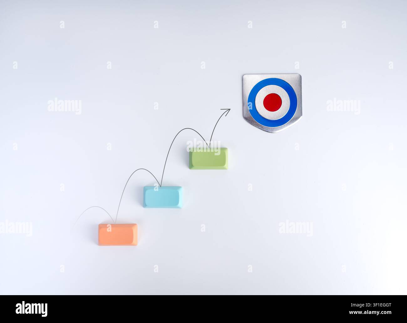 Percorso di crescita aziendale che porta all'obiettivo. Realizzazione degli obiettivi, sviluppo di carriera, pianificazione, pietre miliari del progetto, viaggio verso il successo, miglioramento delle prestazioni Foto Stock