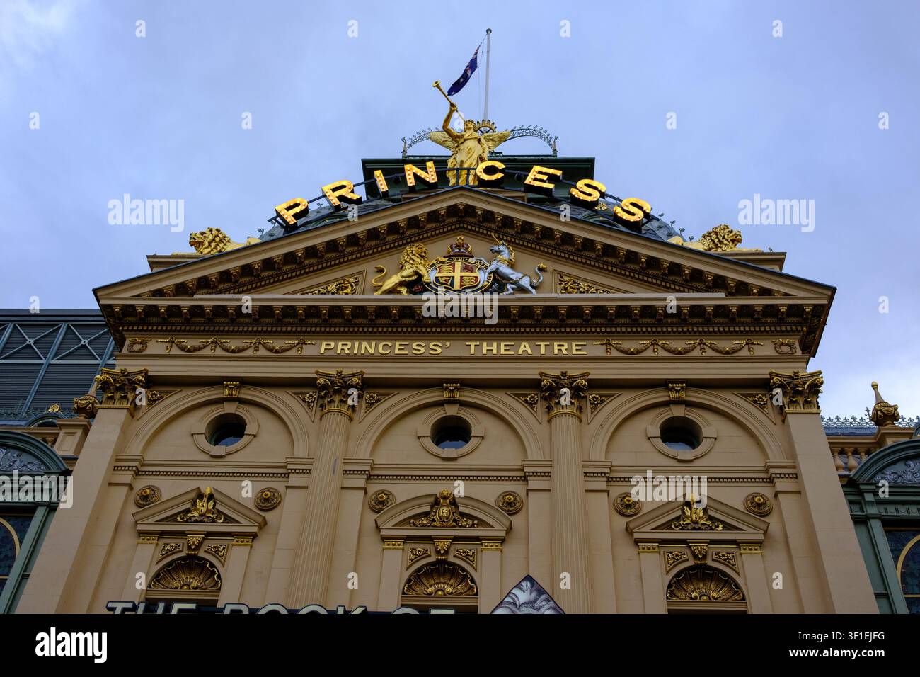 Melbourne, VIC, Australia. 11 luglio 2026. - Una vista maestosa della facciata storica del teatro Princess a Melbourne, con dettagli architettonici dorati Foto Stock