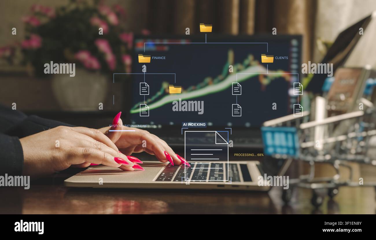 Donna che digita su un laptop con ologramma di indicizzazione IA futuristico e struttura di cartella digitale sovrapposta. Foto Stock