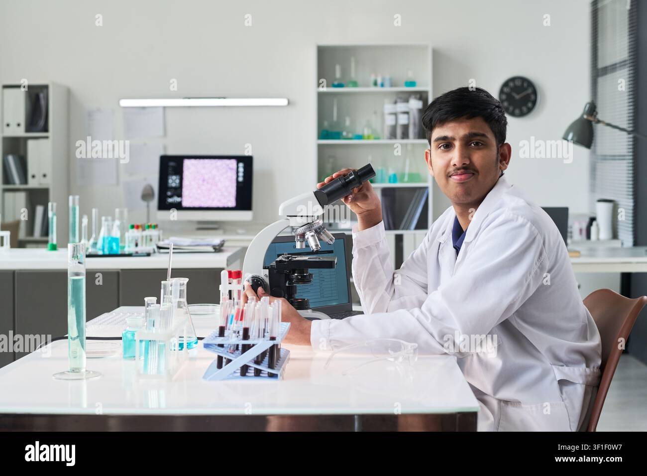 Ritratto di un uomo indiano che conduce ricerche di laboratorio Foto Stock