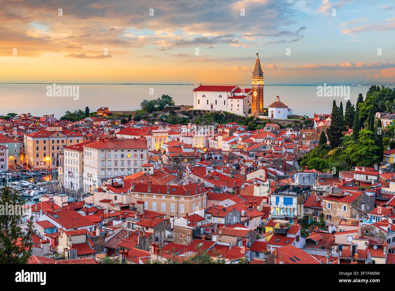Vista della vecchia città di Piran, Slovenia, in Istria al crepuscolo. Foto Stock