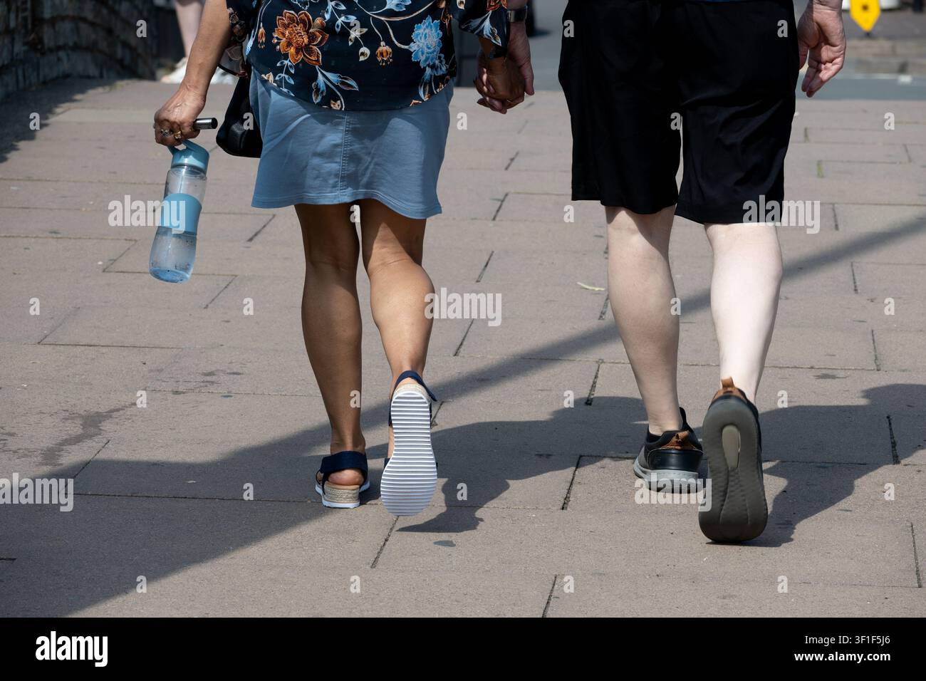Persone in pantaloncini durante l'ondata di caldo del 2026, Stratford-upon-Avon, Regno Unito Foto Stock