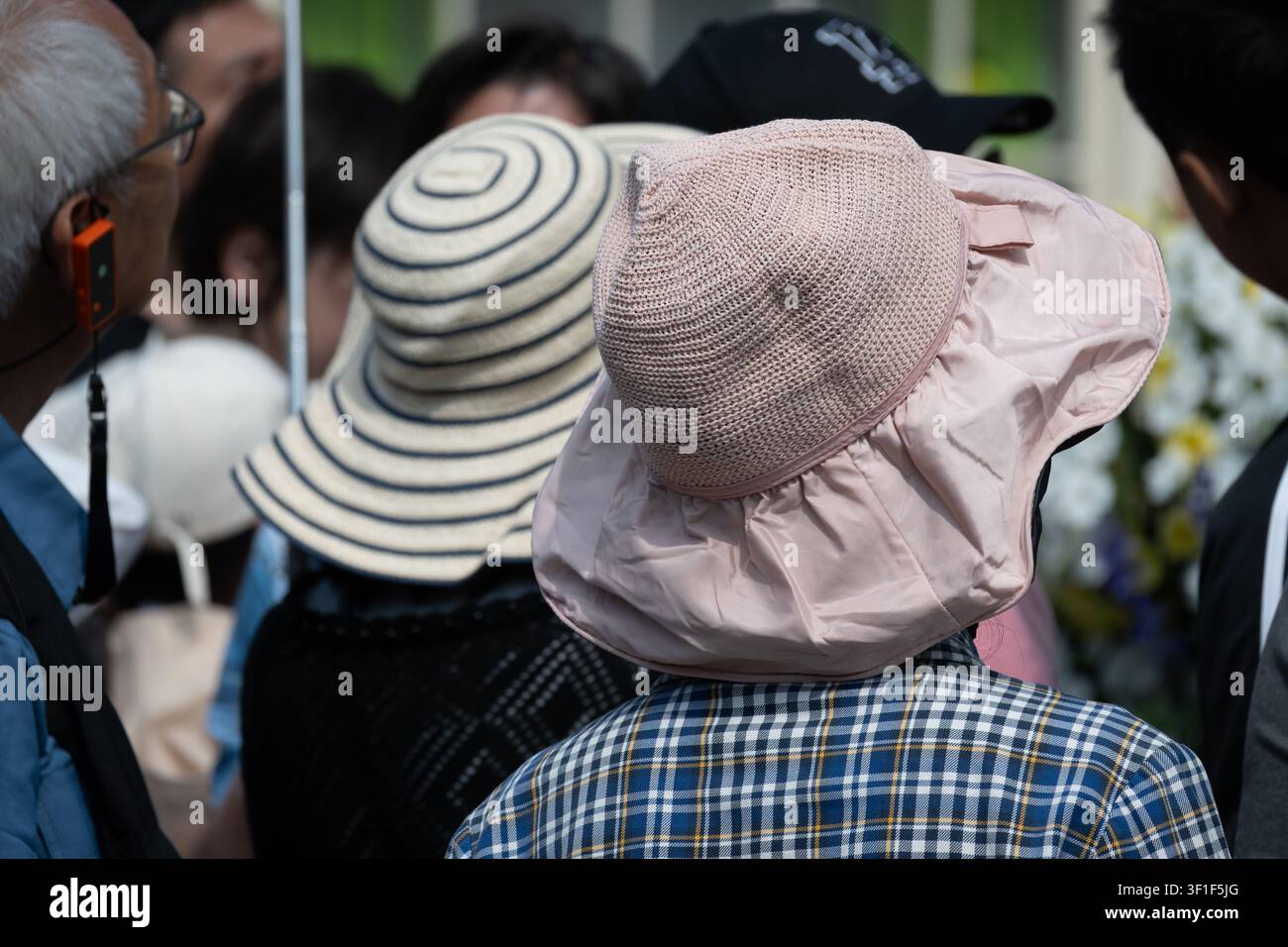 Turiste cinesi con cappelli durante l'ondata di caldo del 2026, Stratford-upon-Avon, Regno Unito Foto Stock