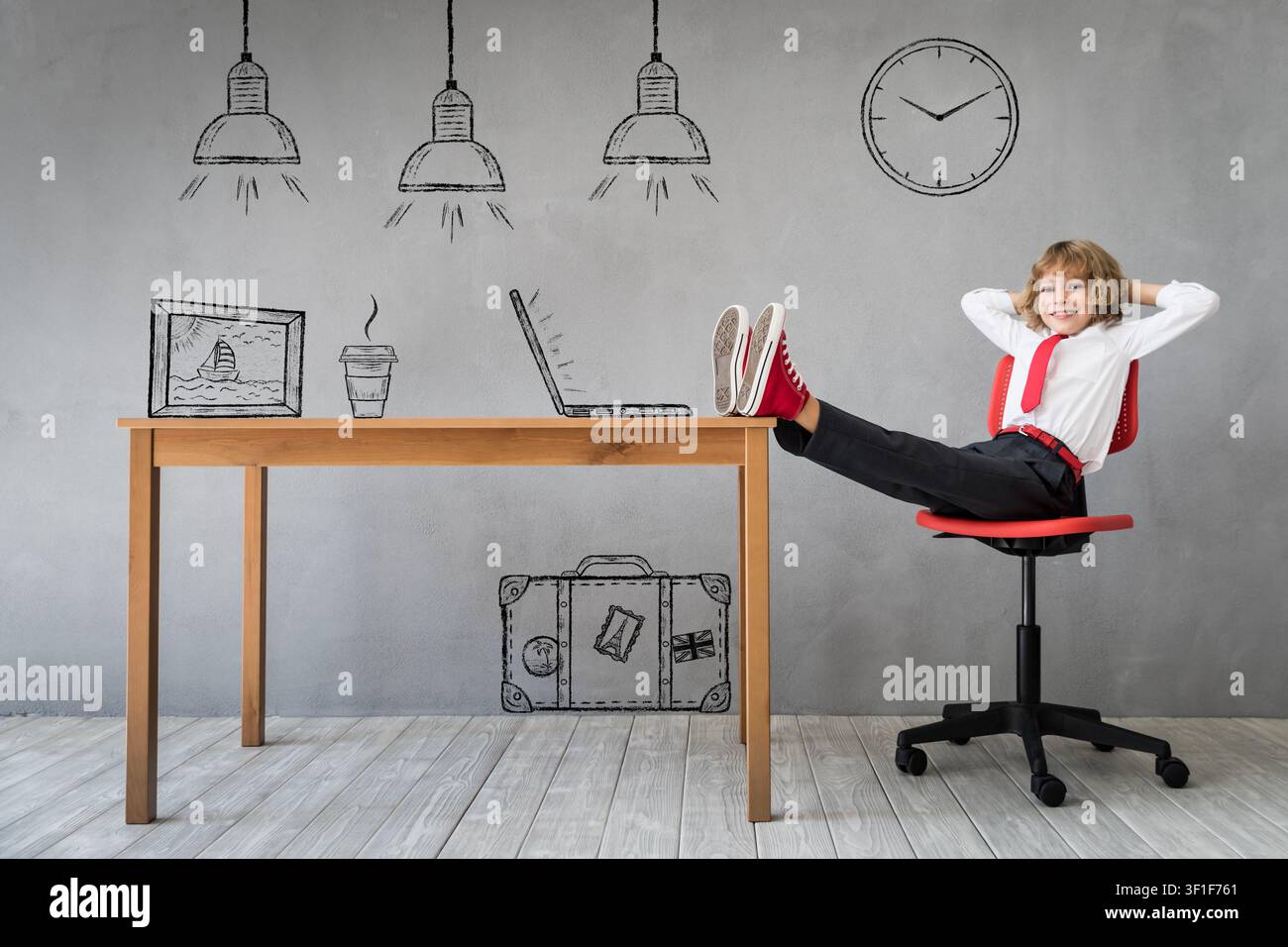 È ora di viaggiare! Bambino felice seduto alla scrivania. Concetto di business o educazione Foto Stock