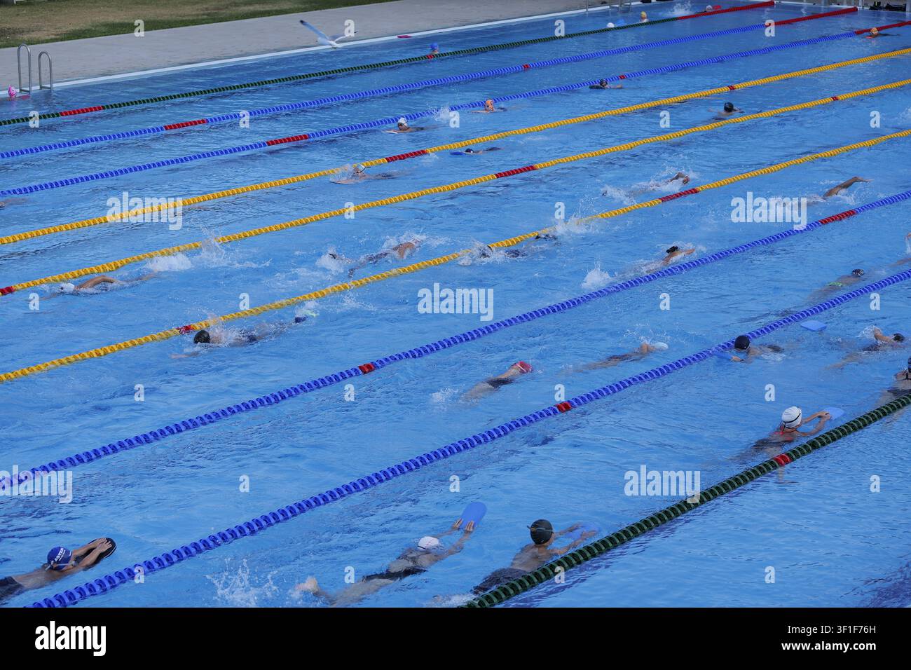 Nuotatori che si allenano in una piscina olimpica all'aperto, si allenano per la competizione e migliorano le loro abilità. Bulgaria, Varna, 7 luglio 2026 Foto Stock