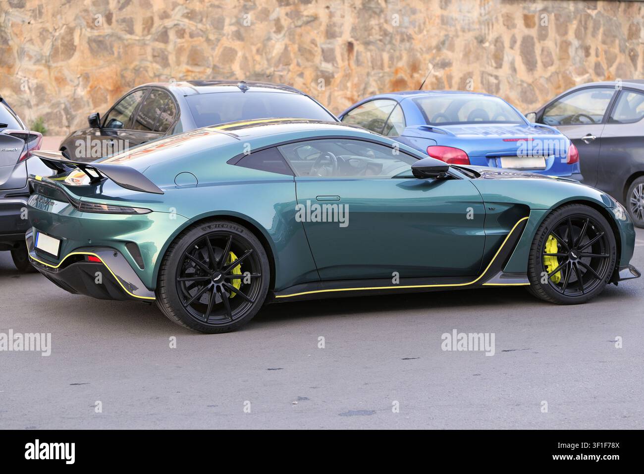 Aston Martin Vantage F1 Edition, un’auto sportiva di lusso verde, parcheggiata in un lotto all’aperto accanto ad altri veicoli. Bulgaria, Varna, 7 luglio 2026 Foto Stock