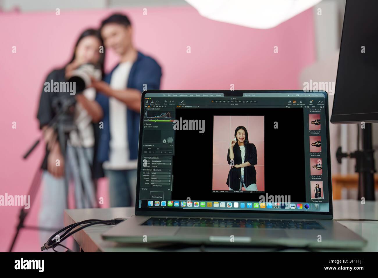 Schermo del laptop che mostra un software di editing delle foto collegato durante uno scatto fotografico in studio Foto Stock
