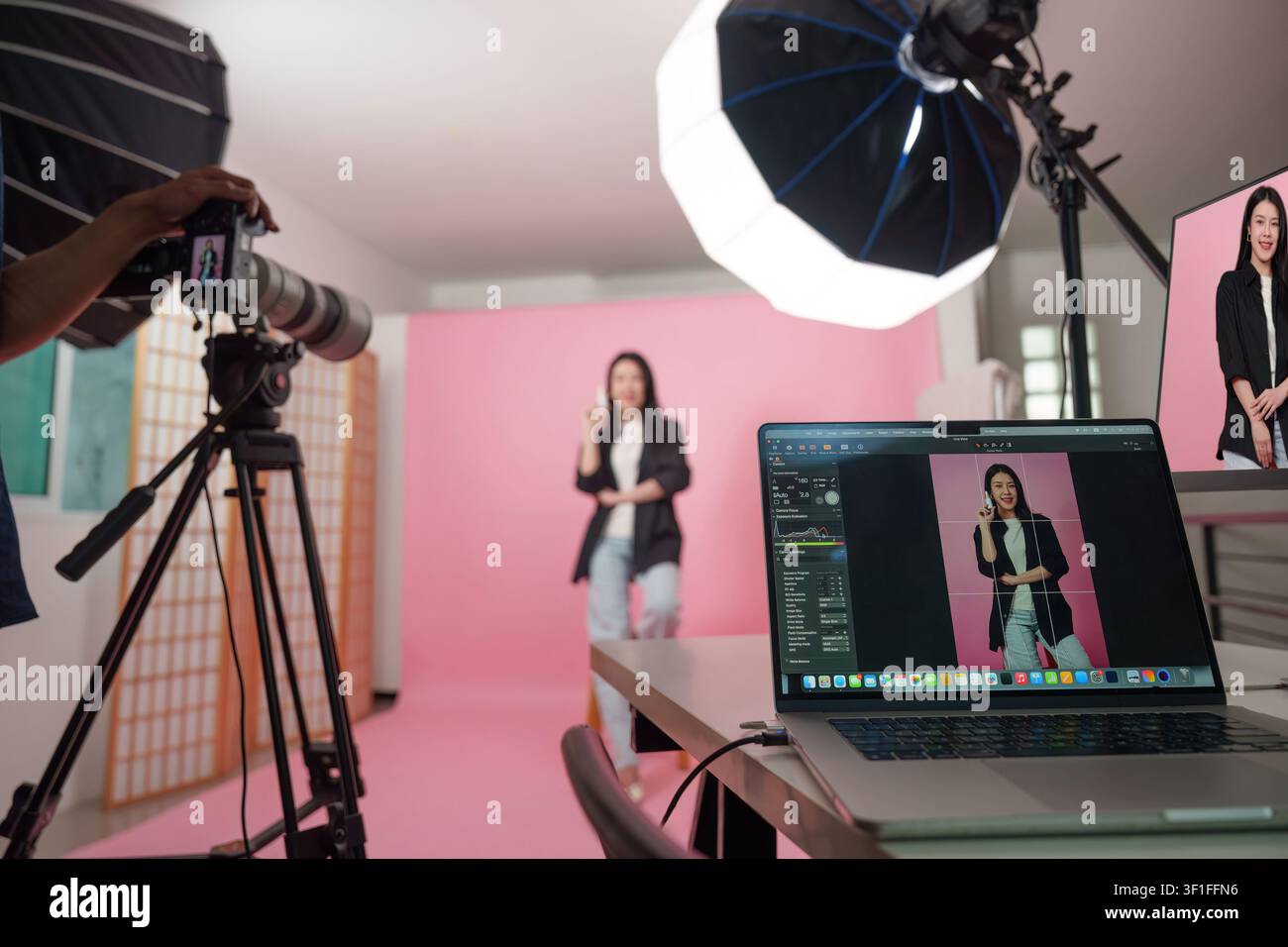 Schermo del laptop che mostra un'immagine collegata durante uno shooting fotografico professionale in studio Foto Stock