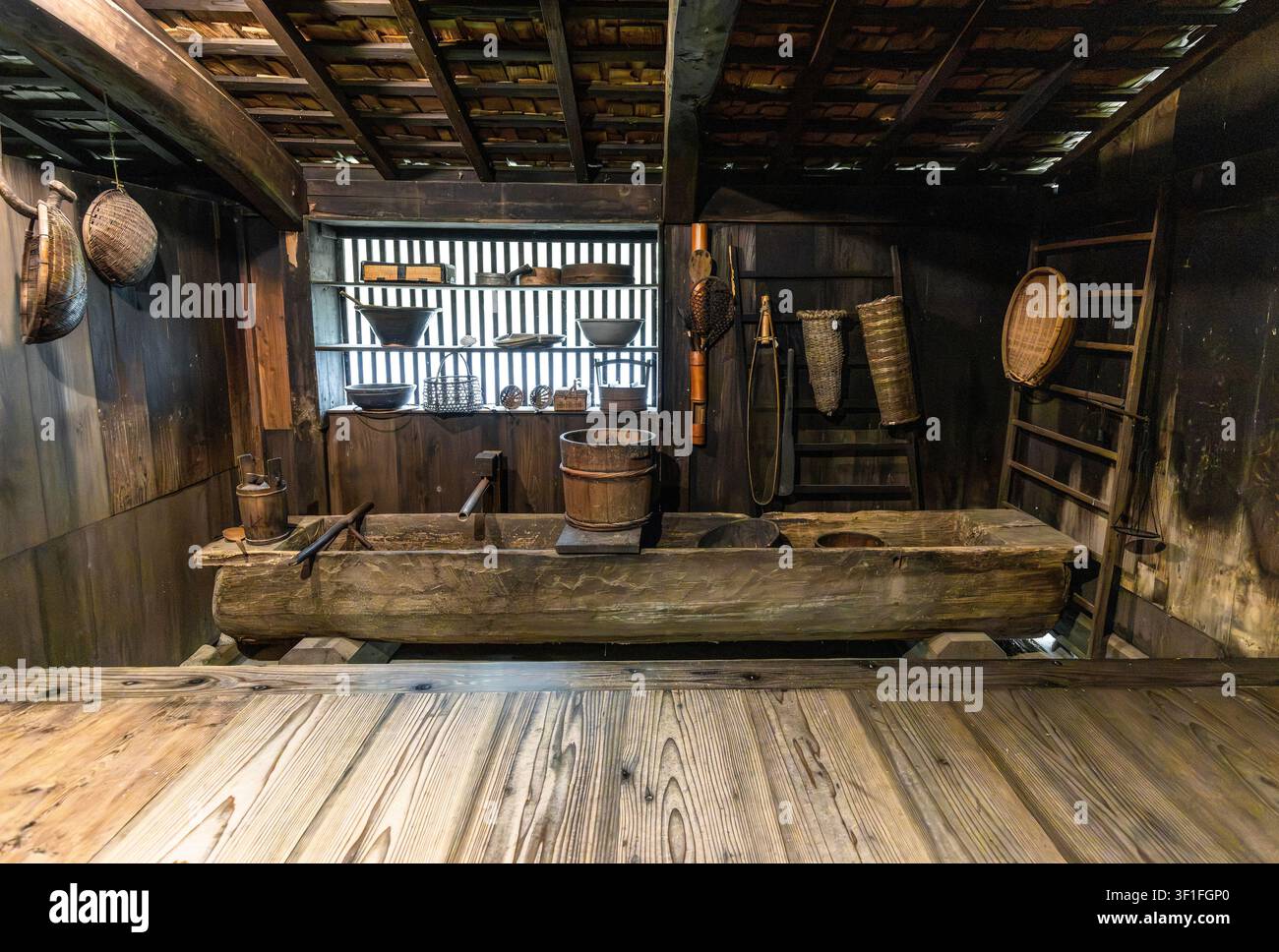 Antica cucina rurale giapponese con strumenti di legno tradizionali Foto Stock