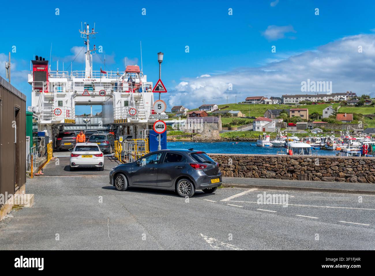 Auto che salgono sul traghetto Linga a Symbister su Whalsay per il viaggio di circa 30 minuti verso Laxo sulla terraferma delle Shetland. Foto Stock