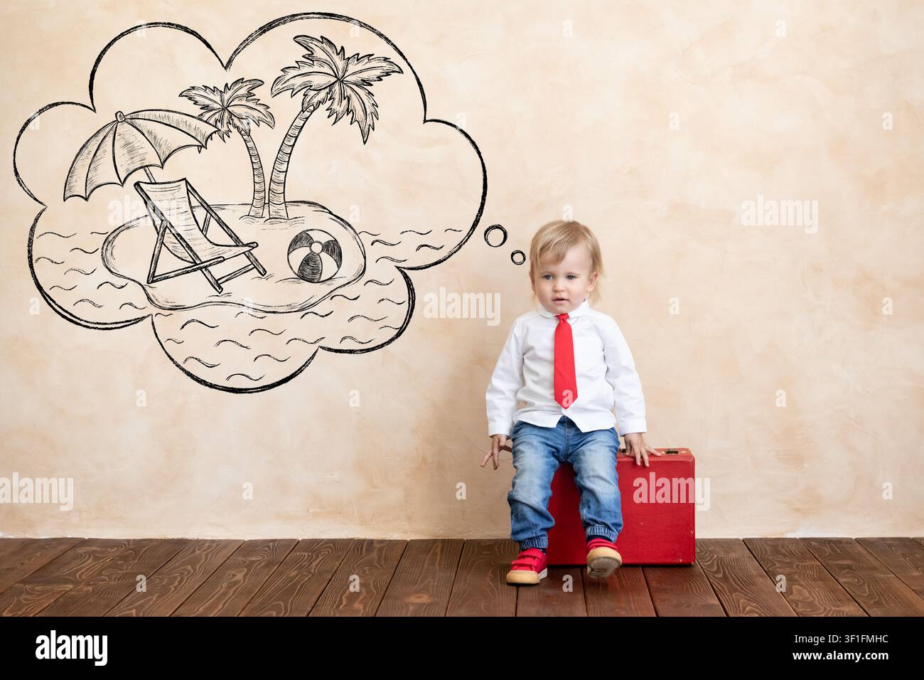 Bambino felice desidera viaggiare. Bambino divertente che gioca a casa Foto Stock