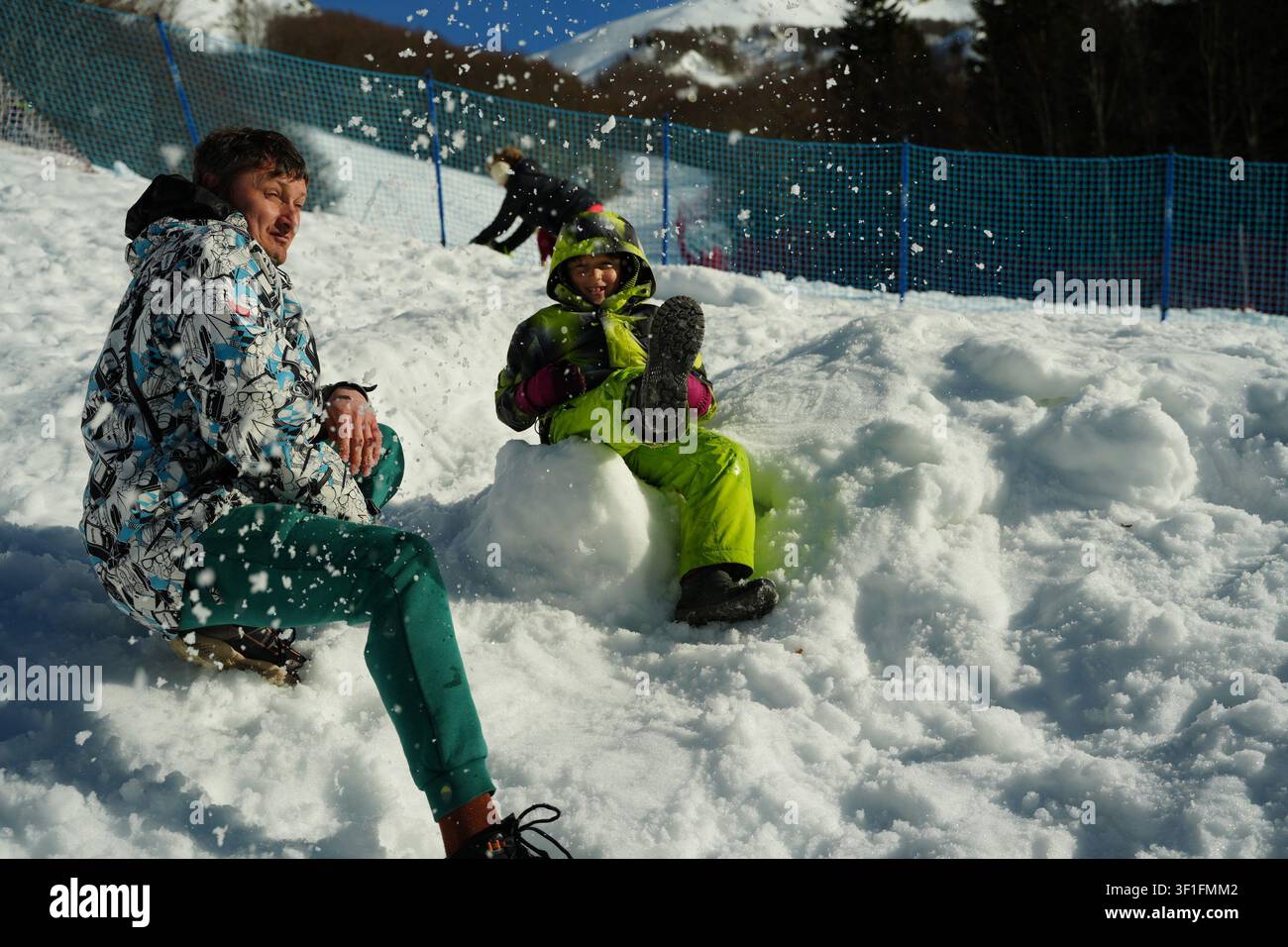 Battaglia a palle di neve nelle montagne invernali Foto Stock