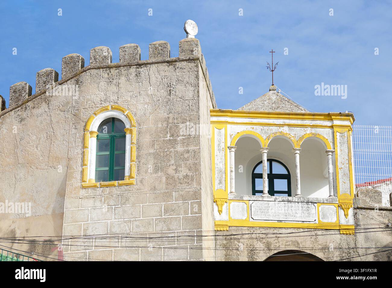 Arco di pietra storico di Arco de Santa Clara e mura di fortificazione medievali sotto un cielo blu nella città di confine di guarnigione di Elvas, regione dell'Alentejo, Po Foto Stock