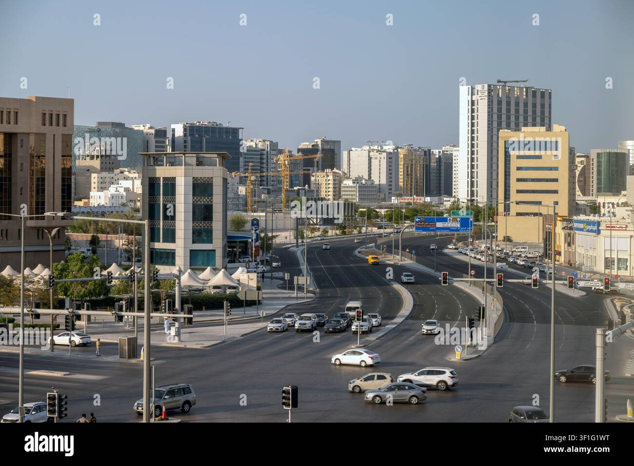 Doha, Qatar - 11 luglio 2026: Bank Street. Segnali stradali e di traffico di Doha Foto Stock